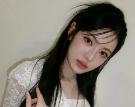 KiiiKiii begeistert Fans mit atemberaubenden Fotos in der Vogue Korea.